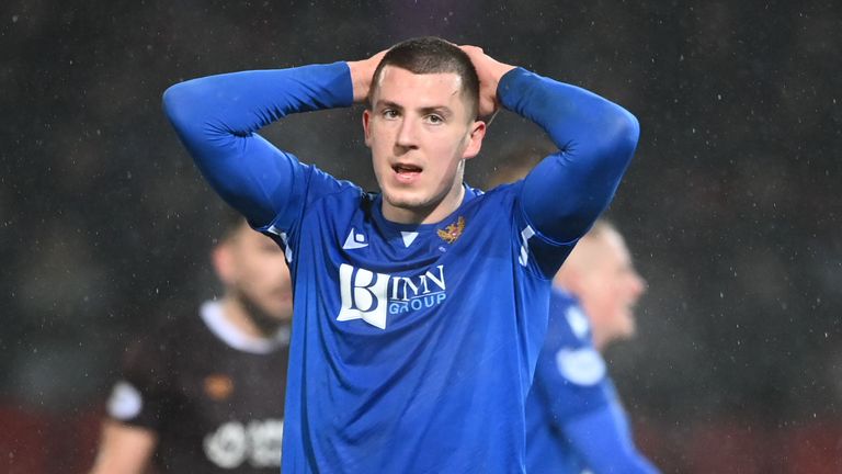 PERTH, ESCOCIA - 28 DE DICIEMBRE: Alex Mitchell de St. Johnstone parece abatido después de una derrota de 3-2 en un partido de Premiership entre St. Johnstone y Heart of Midlothian en McDiarmid Park, el 28 de diciembre de 2022, en Perth, Escocia.  (Foto por Paul Devlin/Grupo SNS)