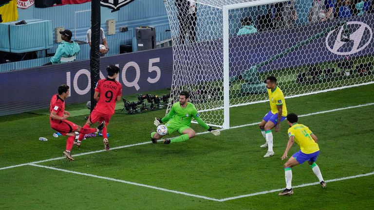 Alisson produjo una serie de paradas de calidad par a negarle a Corea del Sur más goles en su eliminatoria de octavos de final.