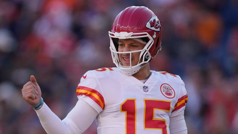 El mariscal de campo de los Kansas City Chiefs, Patrick Mahomes, produjo uno de los pases de la temporada a Jerick McKinnon contra los Denver Broncos.