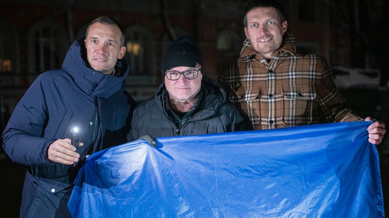 Embajadores de la plataforma de recaudación de fondos UNITED24 El exdelantero y entrenador de la selección nacional de fútbol de Ucrania Andriy Shevchenko, a la izquierda, el astronauta estadounidense retirado Scott Kelly, al centro, el campeón ucraniano de peso pesado Oleksandr Usyk, a la derecha, de pie con la bandera ucraniana en el centro de la ciudad de Kyiv, Ucrania, el lunes , 28 de noviembre de 2022. Seis embajadores de la plataforma de recaudación de fondos UNITED24, Andriy Shevchenko, Oleksandr Usyk y Scott Kelly, entre ellos, anunciaron simultáneamente una campaña benéfica conjunta que se han reunido para recaudar dinero para generadores que se utilizarán para alimentar hospitales ucranianos. .  (Foto AP/Andrés Kravchenko)