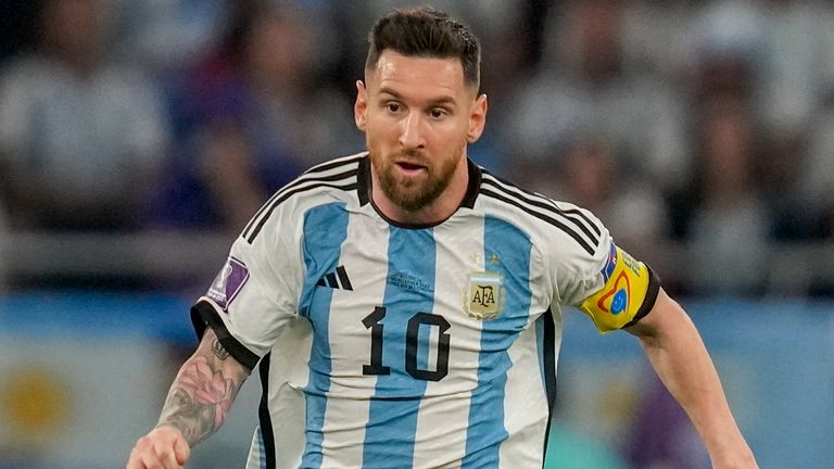 Lionel Messi berlari di pertahanan Australia
