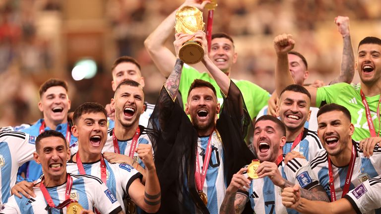 Lionel Messi mengangkat trofi Piala Dunia setelah kemenangan Argentina