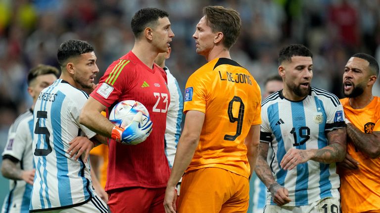 Emiliano Martinez i Luuk de Jong spotykają się, gdy narasta napięcie między Argentyną a Holandią
