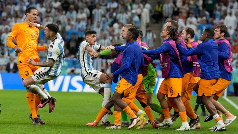 阿根廷和荷兰球员在世界杯四分之一决赛中爆发冲突