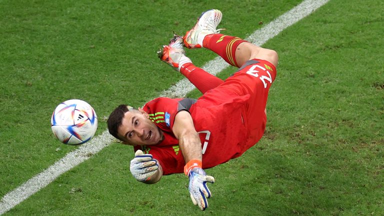 Emiliano Martinez's heroic saves in FIFA World Cup 2022