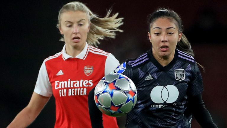 Selma Bacha dari Lyon dan Leah Williamson dari Arsenal beraksi selama pertandingan Grup C Liga Champions Wanita UEFA di Stadion Emirates