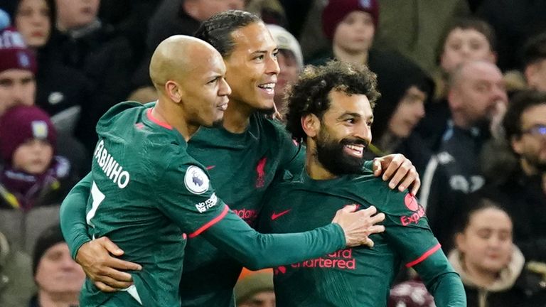 Fabinho y Mo Salah celebran con Virgil van Dijk