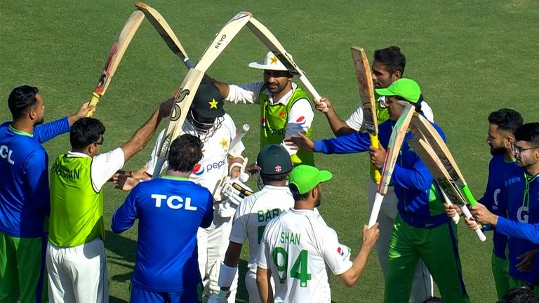 Azhar Ali recibió la guardia de honor de sus compañeros de equipo de Pakistán