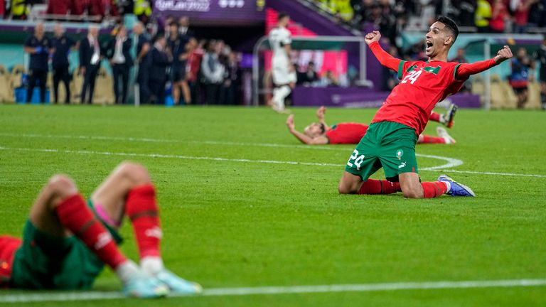 Badr Benoun comemora após o Marrocos avançar para as semifinais da Copa do Mundo ao vencer Portugal por 1 a 0