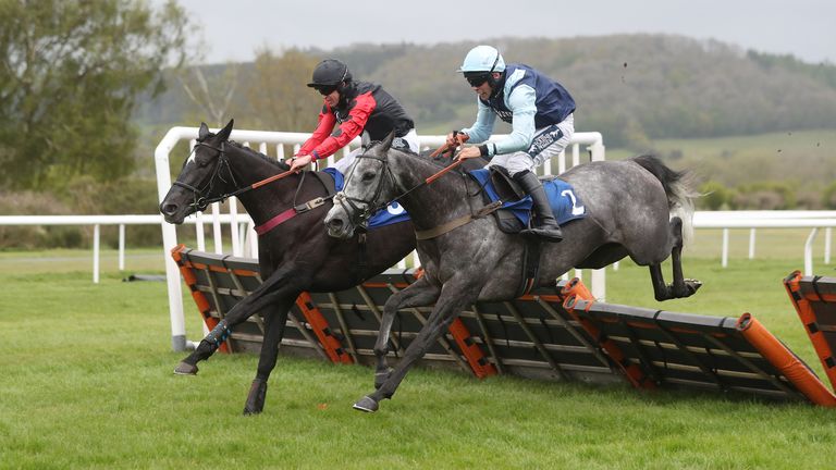 Bellatrixsa (far) in winning action at Ludlow