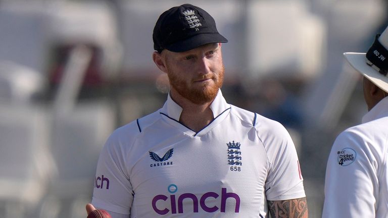 England&#39;s skipper Ben Stokes, left, talks with umpire Joel Wilson during the fifth day of the first test cricket match between Pakistan and England, in Rawalpindi, Pakistan, Monday, Dec. 5, 2022. (AP Photo/Anjum Naveed)