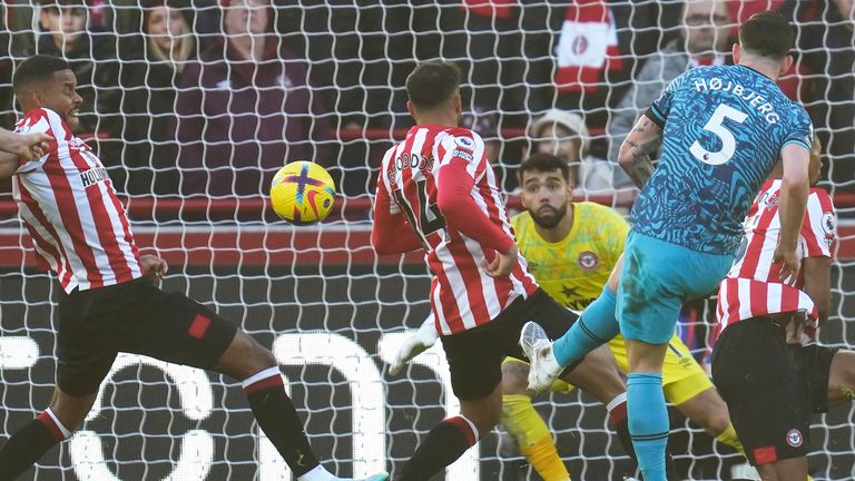 Tottenham sai atrás e arranca empate com o Brentford na retomada do Inglês - Superesportes