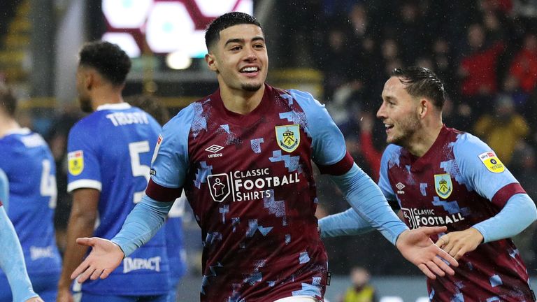 Anass Zaroury celebra después de darle a Burnley una ventaja temprana