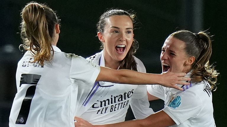 Caroline Weir (centro) del Real Madrid celebra su gol contra el Chelsea
