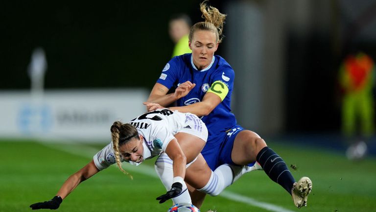 Athenea del Castillo del Real Madrid recibe una falta de Magdalena Eriksson del Chelsea