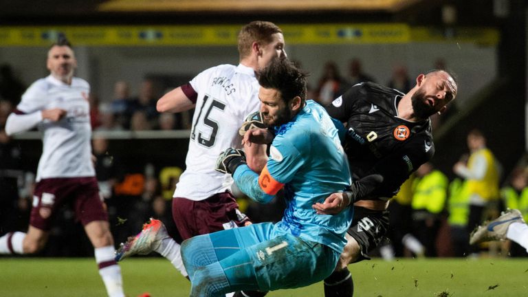 DUNDEE, ESCOCIA - 24 DE DICIEMBRE: Hearts Craig Gordon y Dundee United's Steven Fletcher chocan durante un partido cinch Premiership entre Dundee United y Hearts en Tannadice, el 24 de diciembre  de 2022, en Dundee, Escocia.  (Foto por Mark Scates / Grupo SNS)