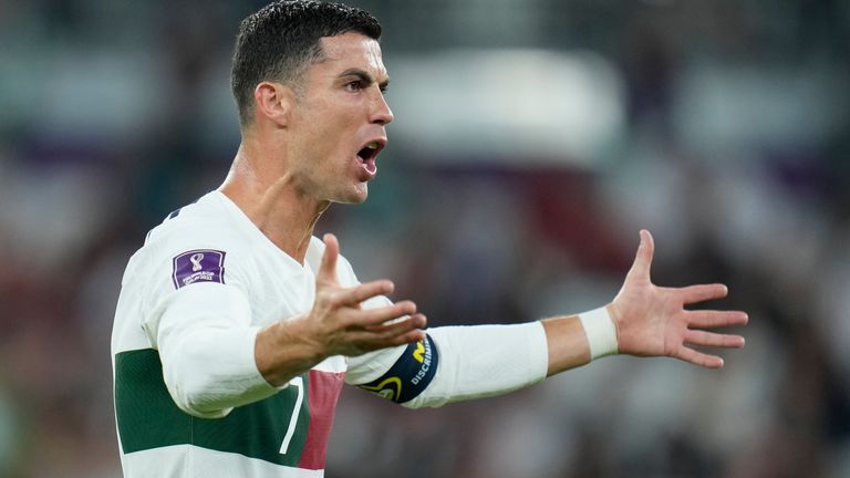 Cristiano Ronaldo gesticula durante a derrota de Portugal nas quartas de final para o Marrocos