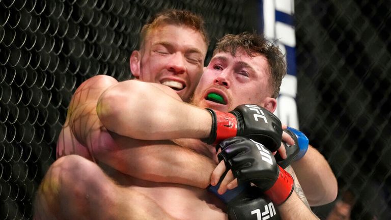 Дрикус Дю Плесси (слева) сражается с Дарреном Тиллом во время боя UFC 282 в среднем весе в субботу, 10 декабря 2022 года, в Лас-Вегасе.  (AP Photo/Джон Лочер)