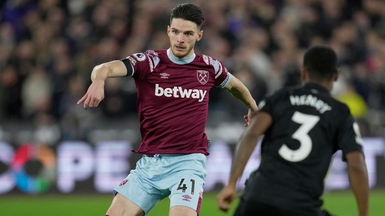 Declan Rice del West Ham, a la izquierda, intenta driblar a Rico Henry del Brentford durante el partido de fútbol de la Liga Premier inglesa entre el West Ham United y el Brentford en el estadio de Londres, el viernes 30 de diciembre de 2022. (Foto AP/Kin Cheung)