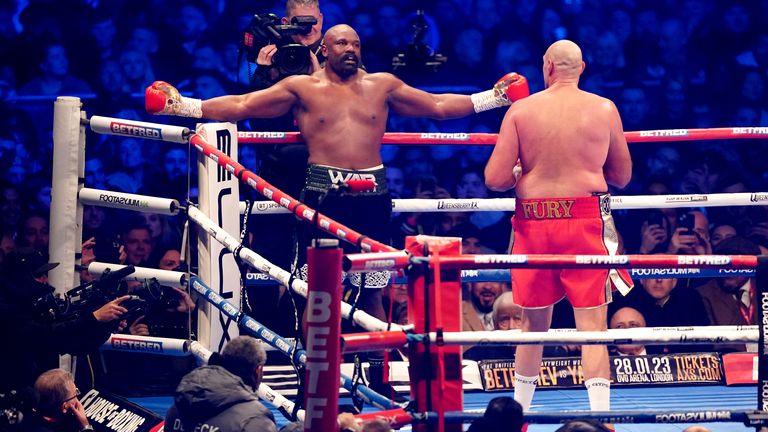 Derek Chisora ​​extiende sus manos contra Tyson Fury 