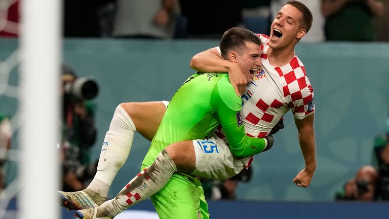 Mario Pasalic comemora com o goleiro croata Dominik Levakovic