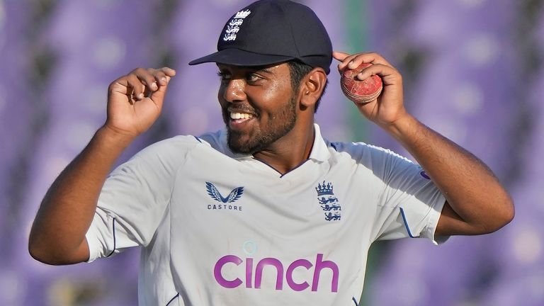 Rehan Ahmed de Inglaterra sonríe mientras sale del campo al final de la segunda entrada de Pakistán durante el tercer día del tercer partido de prueba de cricket entre Inglaterra y Pakistán, en Karachi, Pakistán, el lunes 19 de diciembre de 2022. (Foto AP /Fared Khan)