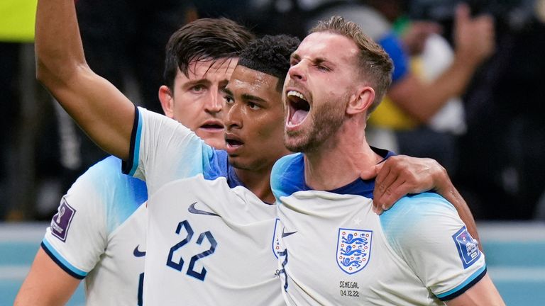 Jordan Henderson dan Jude Bellingham merayakan setelah bekerja sama untuk gol pembuka Inggris melawan Senegal