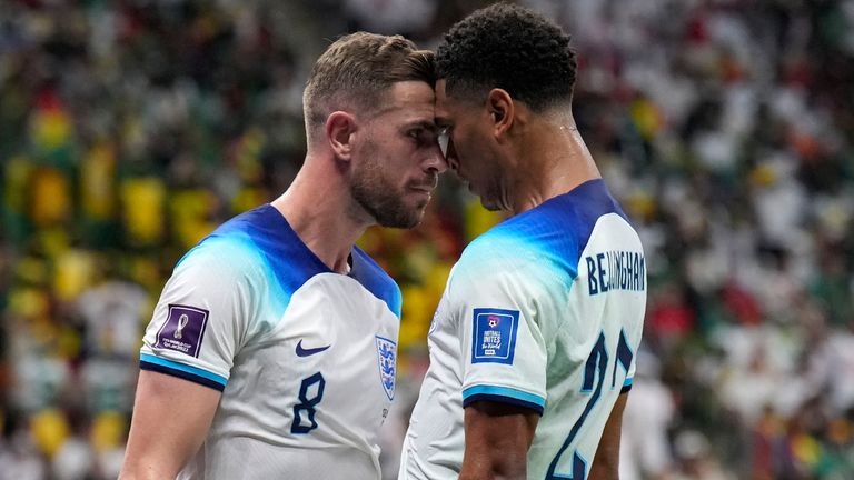 Jordan Henderson y Jude Bellingham celebran el primer gol de Inglaterra ante Senegal