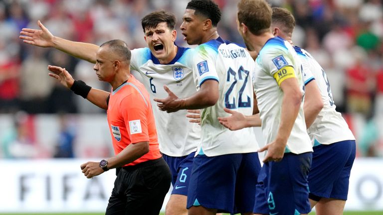 L'Inghilterra ha circondato l'arbitro Wilton Sampaio durante la sconfitta per 2-1 contro la Francia
