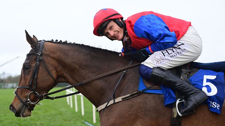 Paul Townend sonríe a las cámaras tras llevar a Facile Vega a la victoria en Fairyhouse