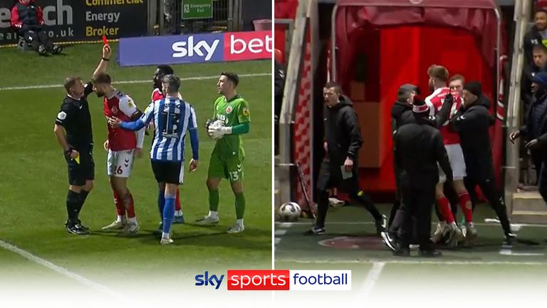 弗利特伍德镇的肖恩·鲁尼在收到他的第二张黄牌和随后的红牌后反应愤怒。