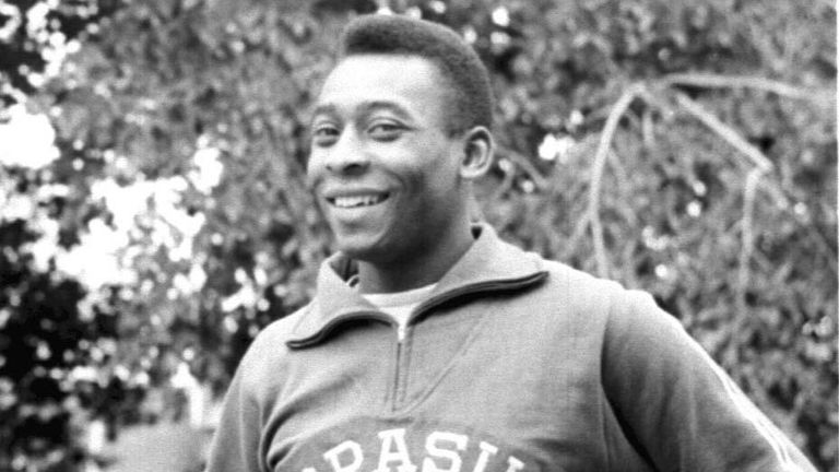 Ảnh hồ sơ ngày 16-07-1966 của cầu thủ bóng đá người Brazil Pele tại Goodison Park, Everton, trong một buổi tập luyện cho World Cup.