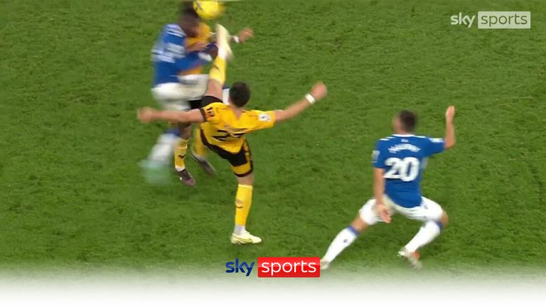 Former Premier League referee Dermot Gallagher says that the referee was right to only give Wolves&#39; Max Kilman a yellow card for his high boot against Everton.