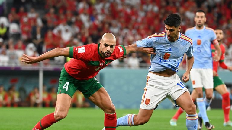 Sofyan Amrabat dari Maroko (4) mengontrol bola selama paruh pertama Piala Dunia, babak sistem gugur melawan Spanyol di Education City Stadium, kota Al Rayyan, Qatar pada 6 Desember 2022.