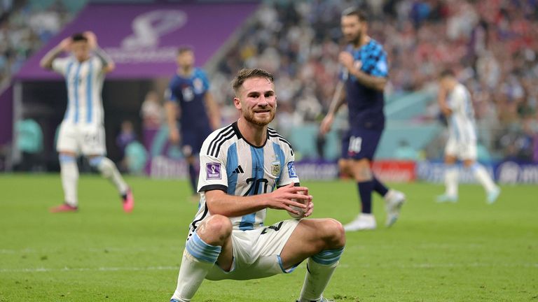 Ferro: 13.12.2022 Fútbol FIFA World Cup 2022 Qatar World Cup 2022 Qatar World Cup 2022 Qatar Semifinal Match 61 Argentina - Croacia 3: 0 decepción Alexis McAllister Argentina Foto: Sebastian El Sakka/picture-alliance/dpa/AP Images