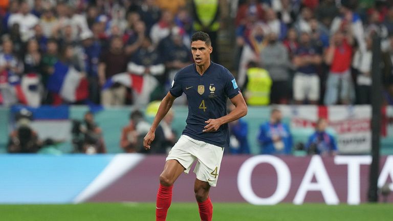 Aunque la selección francesa era gran favorita en las semifinales de la Copa del Mundo, Raphael Varane se niega a subestimar a Marruecos por sus hazañas en Qatar.
