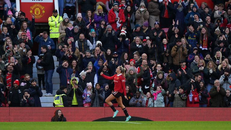 Pemain Manchester United Alessia Russo merayakan gol ketiga timnya dalam pertandingan Liga Super Wanita Barclays di Old Trafford, Manchester.
