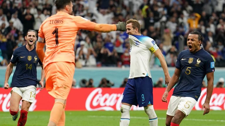 I giocatori della Francia festeggiano dopo che Harry Kane ha sbagliato un rigore