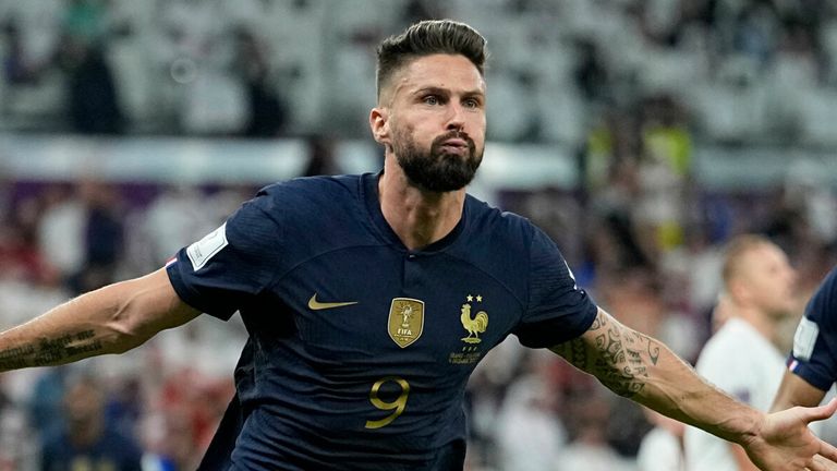 Olivier Giroud merayakan setelah mencetak gol untuk Prancis melawan Polandia