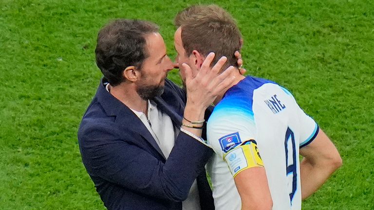Pelatih kepala Inggris Gareth Southgate merangkul Harry Kane 