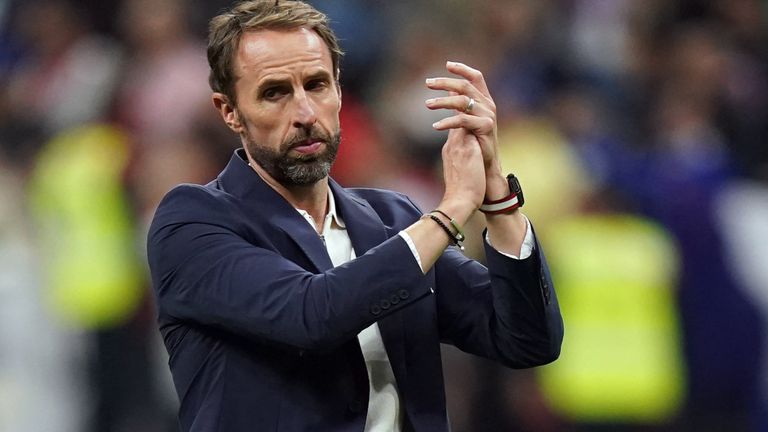 Gareth Southgate applaude i tifosi dopo la sconfitta dell'Inghilterra contro la Francia