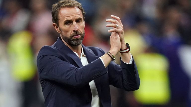 Gareth Southgate memberikan tepuk tangan kepada para suporter menyusul kekalahan Inggris dari Prancis