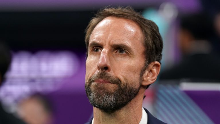 Foto de archivo fechada el 10-12-2022 del entrenador de Inglaterra Gareth Southgate durante el partido de cuartos de final de la Copa Mundial de la FIFA en el estadio Al Bayt en Al Khor, Qatar.  La Asociación de Fútbol ha anunciado que Gareth Southgate permanecerá como seleccionador de Inglaterra.  Fecha de estreno: domingo 18 de diciembre de 2022.