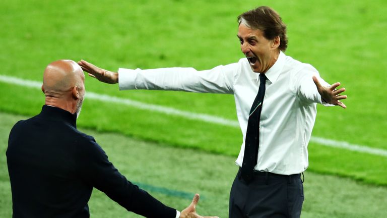 吉安卢卡·维亚利和罗伯托·曼奇尼庆祝意大利在欧洲杯16强比赛中获胜
