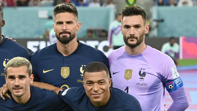 Giroud et Hugo Lloris (à droite) cherchent désespérément à éviter la défaite contre l'Angleterre