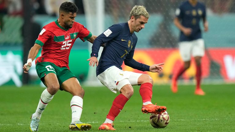 Antoine Griezmann de Francia, a la derecha, desafía el balón con Yahya Jabrane de Marruecos durante el partido de fútbol de la semifinal de la Copa del Mundo entre Francia y Marruecos en el Estadio Al Bayt en Al Khor, Qatar, el miércoles 14 de diciembre de 2019. 2022. (Foto AP/Francisco Seco)