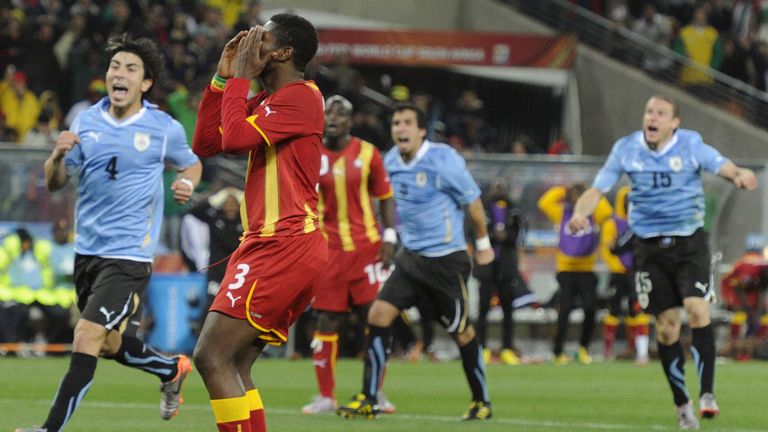 Asamoah Gyan melewatkan tendangan penalti saat menit akhir karena Ghana akhirnya kalah dari 10 pemain Uruguay melalui adu penalti