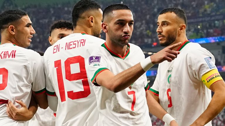 Hakim Ziyech (7) dari Maroko melakukan selebrasi dengan dikelilingi rekan setimnya setelah mencetak gol pembuka timnya selama pertandingan sepak bola grup F Piala Dunia antara Kanada dan Maroko di Stadion Al Thumama di Doha, Qatar, Kamis, 12 Desember .1, 2022. (Foto AP/Pavel Golovkin)