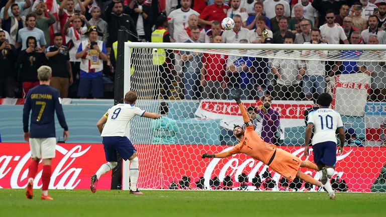 Harry Kane manda su penalti por encima del larguero