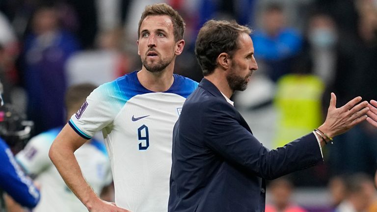 Harry Kane and Gareth Southgate react after losing 1-2 against France